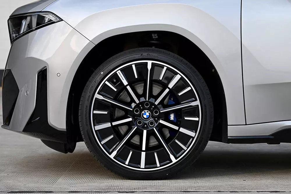 BMW iX3 lần đầu tiên đặt chân đến Đông Nam Á, giá từ 2,95 tỷ đồng - Ảnh 7.