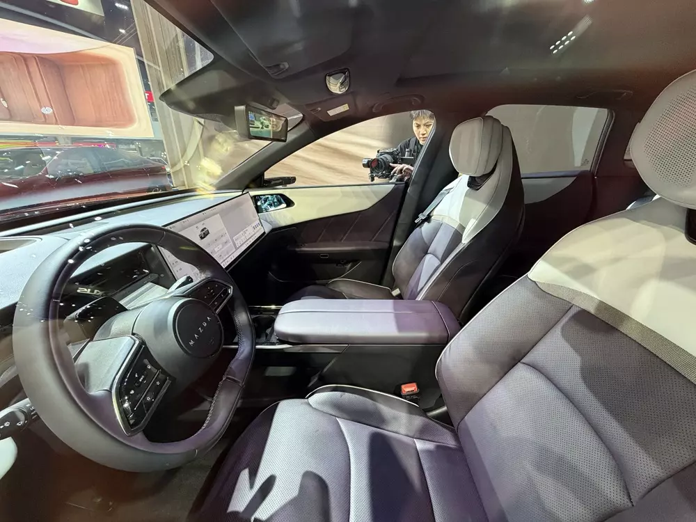 SUV hạng trung Mazda CX-6e được trưng bày tại Thái Lan, bán ra vào cuối năm nay - Ảnh 6.