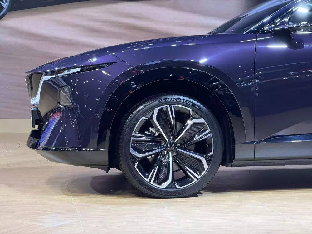 SUV hạng trung Mazda CX-6e được trưng bày tại Thái Lan, bán ra vào cuối năm nay - Ảnh 5.