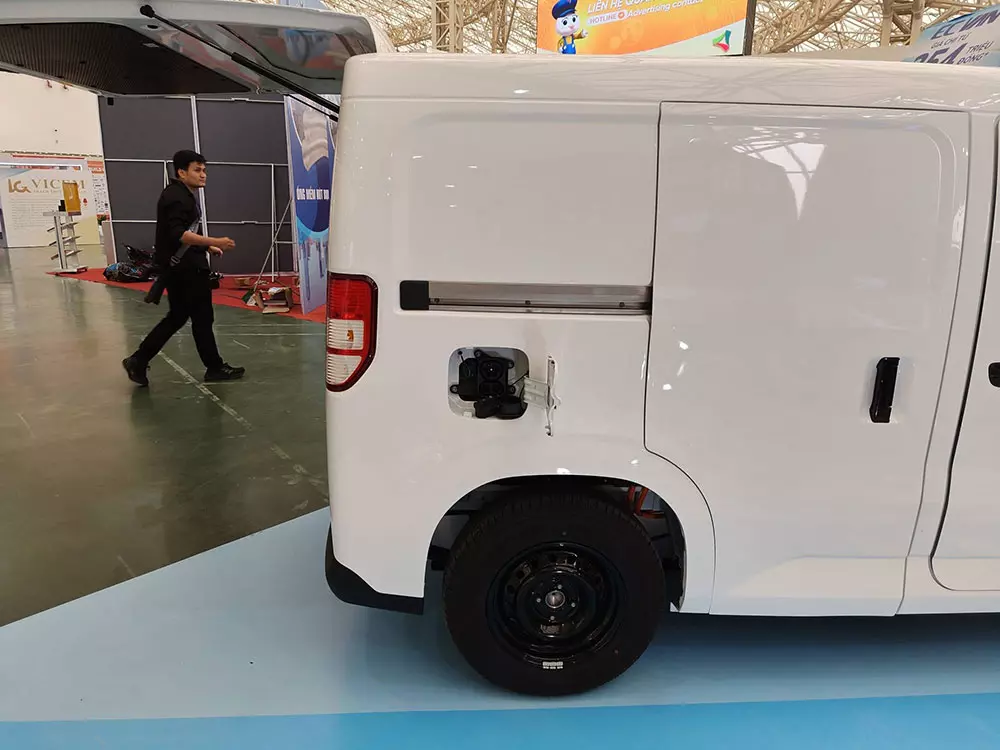 VinFast EC Van phiên bản cửa lùa mới được trưng bày tại Trung tâm Triển lãm Việt Nam - Ảnh 3.