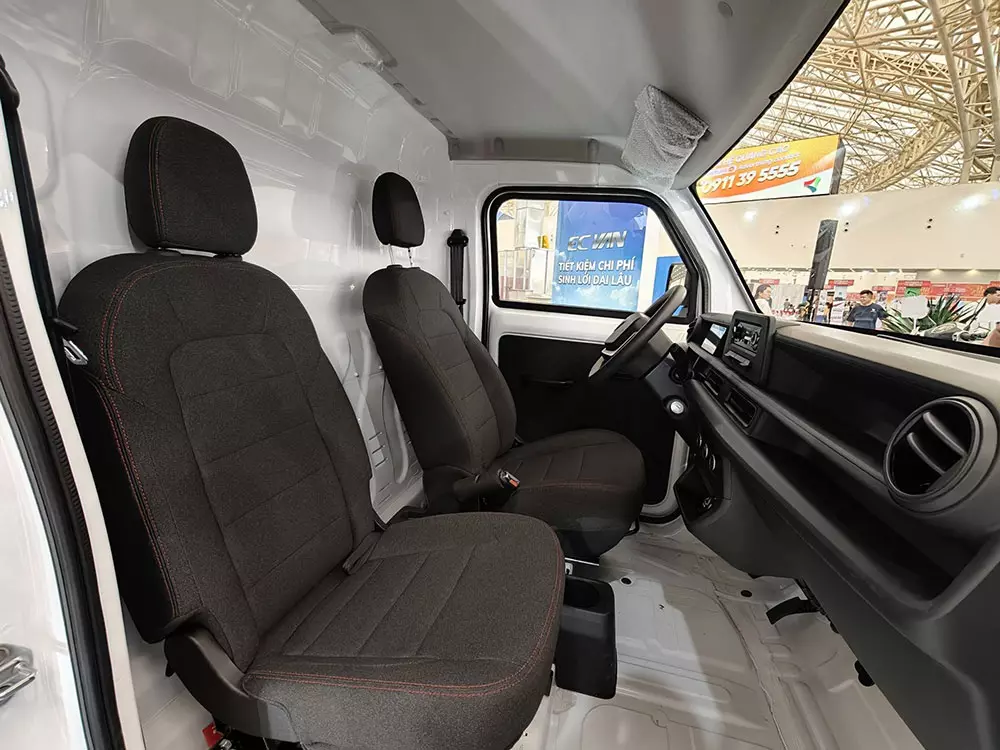 VinFast EC Van phiên bản cửa lùa mới được trưng bày tại Trung tâm Triển lãm Việt Nam - Ảnh 8.