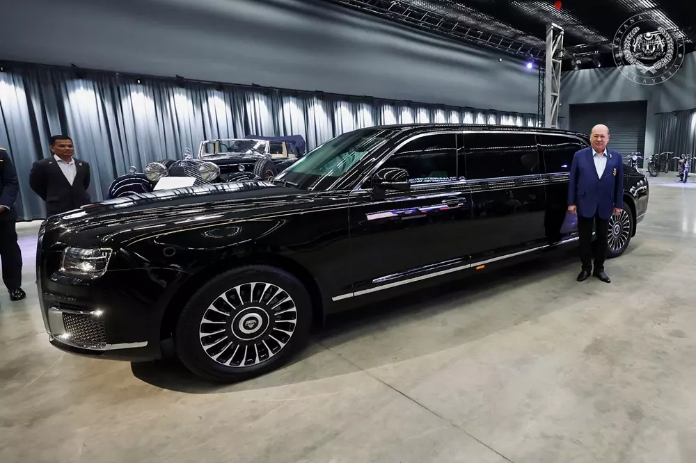 Quốc vương Malaysia sở hữu Aurus Senat - xe limousine chuyên chở Tổng thống Nga - Ảnh 2. Quốc vương Malaysia sở hữu Aurus Senat - xe limousine chuyên chở Tổng thống Nga - Ảnh 2.