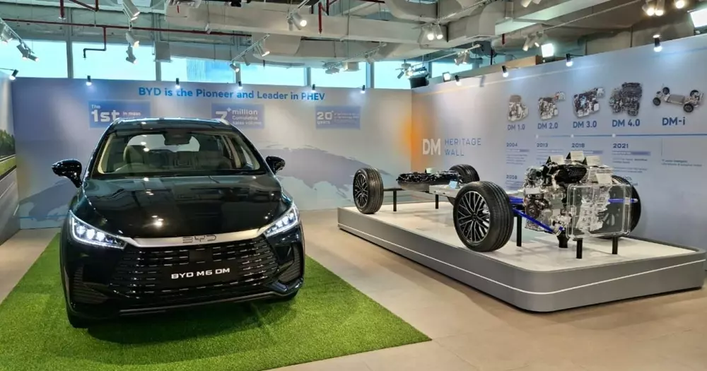 Mẫu MPV 7 chỗ BYD M6 đang bán ở Việt Nam có thêm phiên bản chỉ tiêu thụ 1,53 lít xăng/100 km - Ảnh 6. Mẫu MPV 7 chỗ BYD M6 đang bán ở Việt Nam có thêm phiên bản chỉ tiêu thụ 1,53 lít xăng/100 km - Ảnh 6.