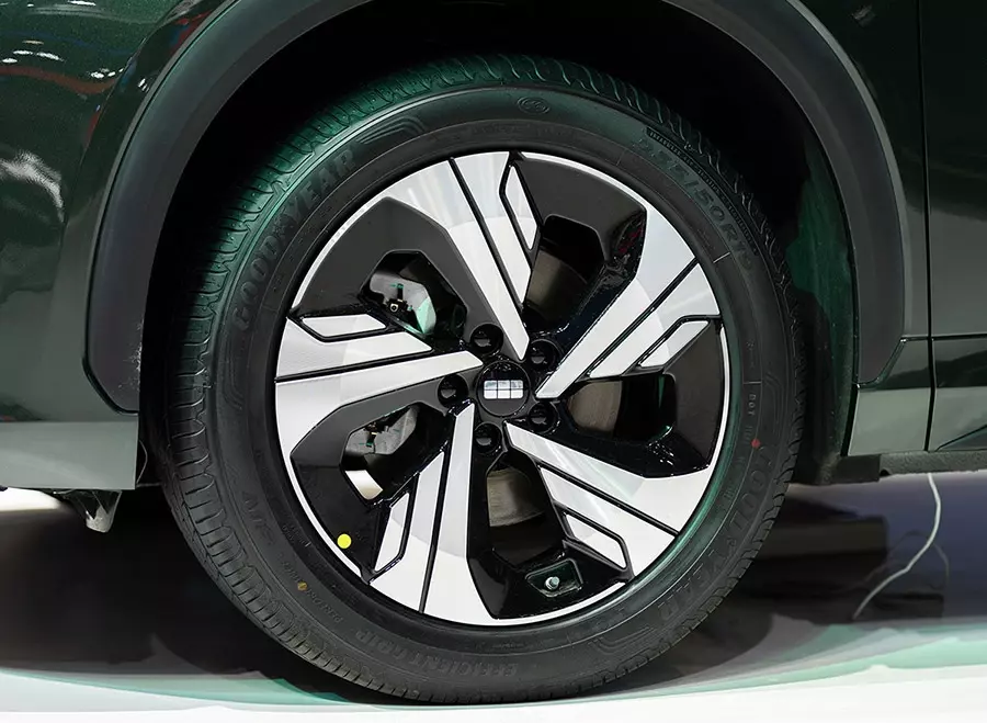 Geely EX5 2026 bản Max còn sở hữu mâm 19 inch lớn hơn và màu sơn xanh Moss Green độc quyền Geely EX5 2026 bản Max còn sở hữu mâm 19 inch lớn hơn và màu sơn xanh Moss Green độc quyền
