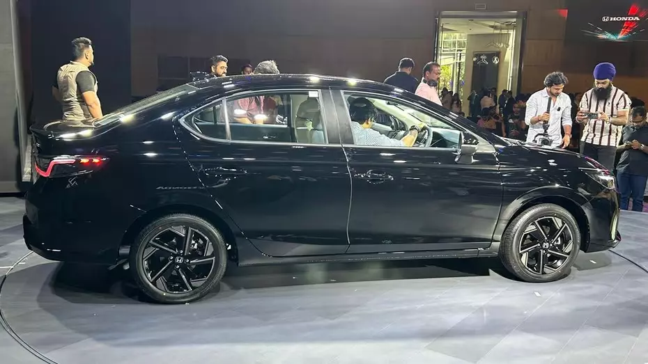 Honda City 2026 chính thức ra mắt với màn hình lớn hơn, thêm camera 360 độ và chỉ "ăn" 3,6 lít/100 km - Ảnh 9.