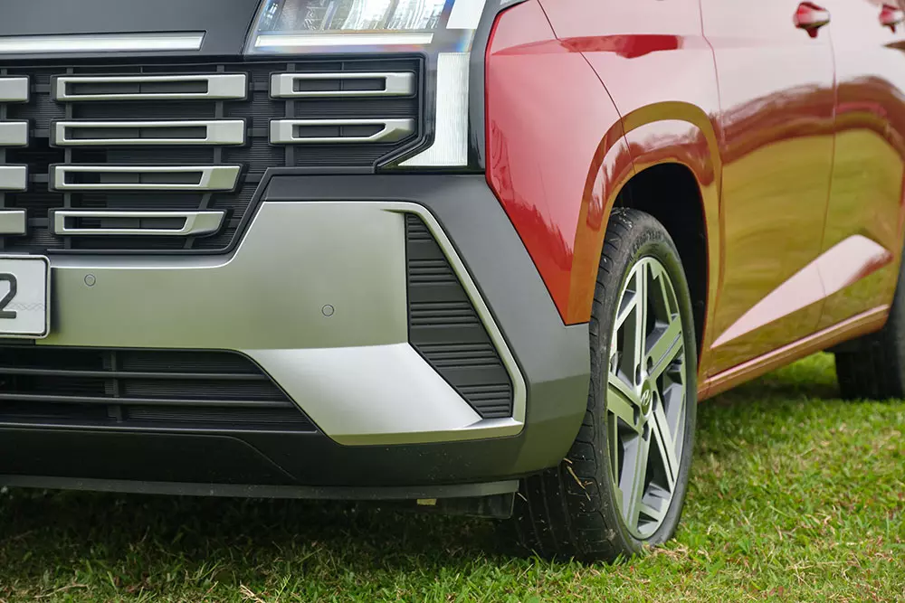 Cản trước được làm dày dặn như những mẫu SUV gầm cao. Cản trước được làm dày dặn như những mẫu SUV gầm cao.
