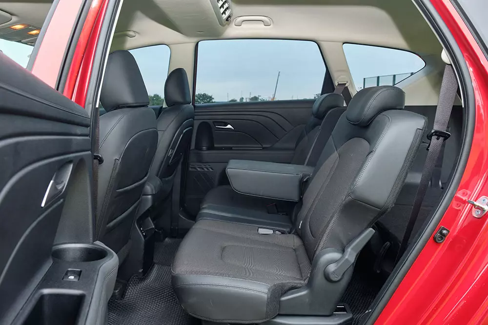 Hàng ghế thứ 2 của Hyundai Stargazer 2026 là nơi có khoảng trần thoáng đãng nhất. Hàng ghế thứ 2 của Hyundai Stargazer 2026 là nơi có khoảng trần thoáng đãng nhất.