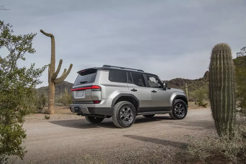 SUV hạng sang Lexus GX được xác nhận sắp có thêm phiên bản hybrid mới giống Toyota Land Cruiser - Ảnh 2. SUV hạng sang Lexus GX được xác nhận sắp có thêm phiên bản hybrid mới giống Toyota Land Cruiser - Ảnh 2.
