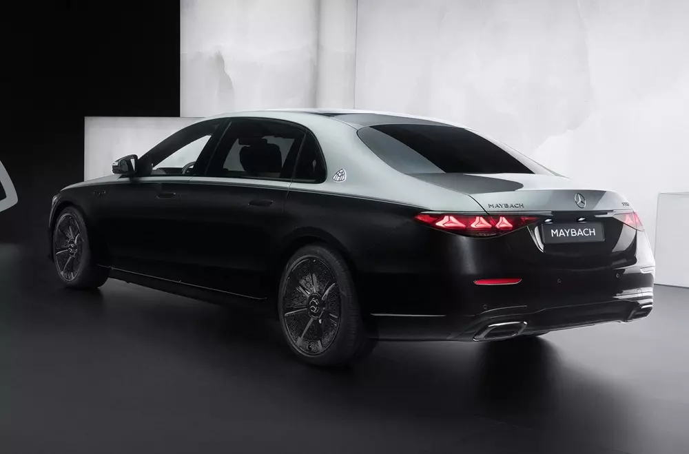 Mercedes-Maybach S 580 e Night Series 2026 có nhiều chi tiết ngoại thất màu đen bóng