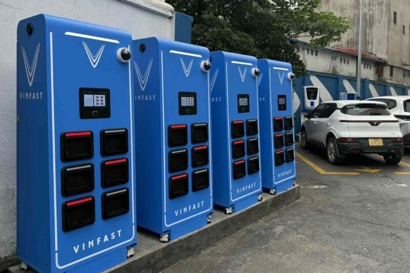 vinfast-day-nhanh-lap-dat-tram-doi-pin-xe-may-dien-1-thanhnien-1762657728668927535971.jpg vinfast-day-nhanh-lap-dat-tram-doi-pin-xe-may-dien-1-thanhnien-1762657728668927535971.jpg