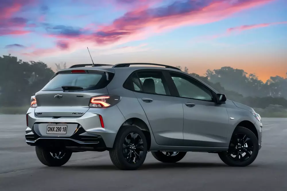 Vén màn Chevrolet Onix Ativ 2027 - SUV cỡ nhỏ với khoảng sáng gầm lớn hơn cả Ford Explorer - Ảnh 3. Vén màn Chevrolet Onix Ativ 2027 - SUV cỡ nhỏ với khoảng sáng gầm lớn hơn cả Ford Explorer - Ảnh 3.
