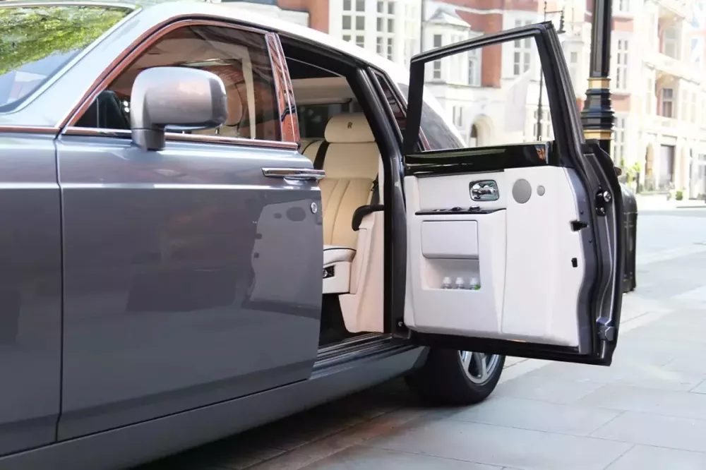 Cửa tự sát là một trang bị đặc trưng của xe Rolls-Royce Cửa tự sát là một trang bị đặc trưng của xe Rolls-Royce