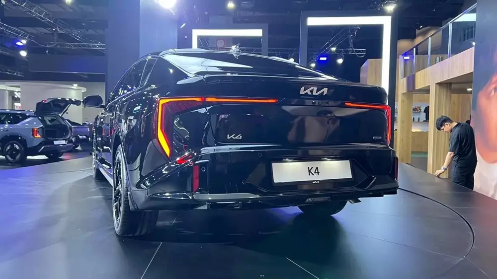 Kia K4 sở hữu cụm đèn hậu lấy cảm hứng thiết kế từ bản đồ sao Kia K4 sở hữu cụm đèn hậu lấy cảm hứng thiết kế từ bản đồ sao