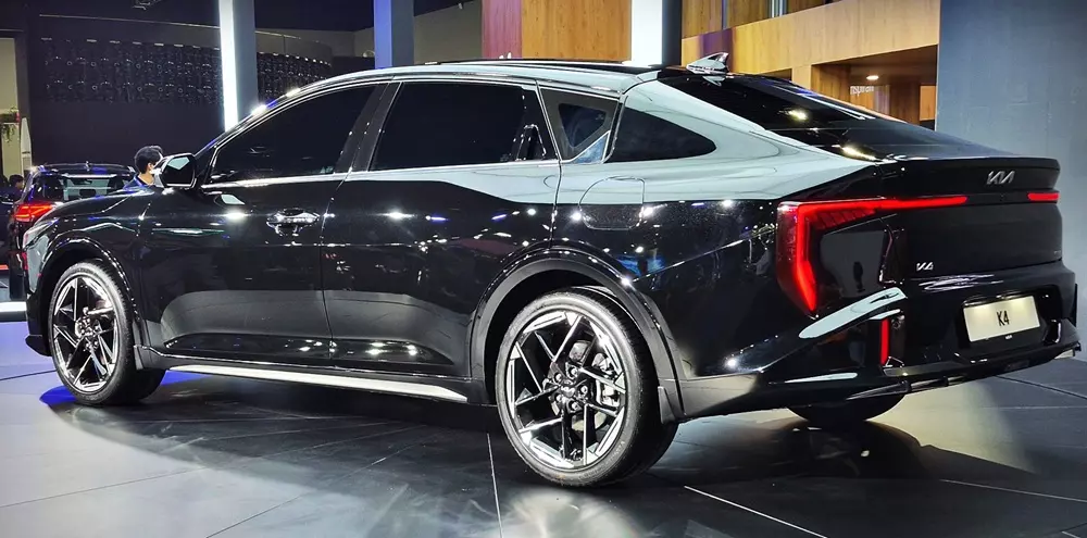 Kia K4 dùng động cơ xăng mạnh hơn Honda Civic Kia K4 dùng động cơ xăng mạnh hơn Honda Civic