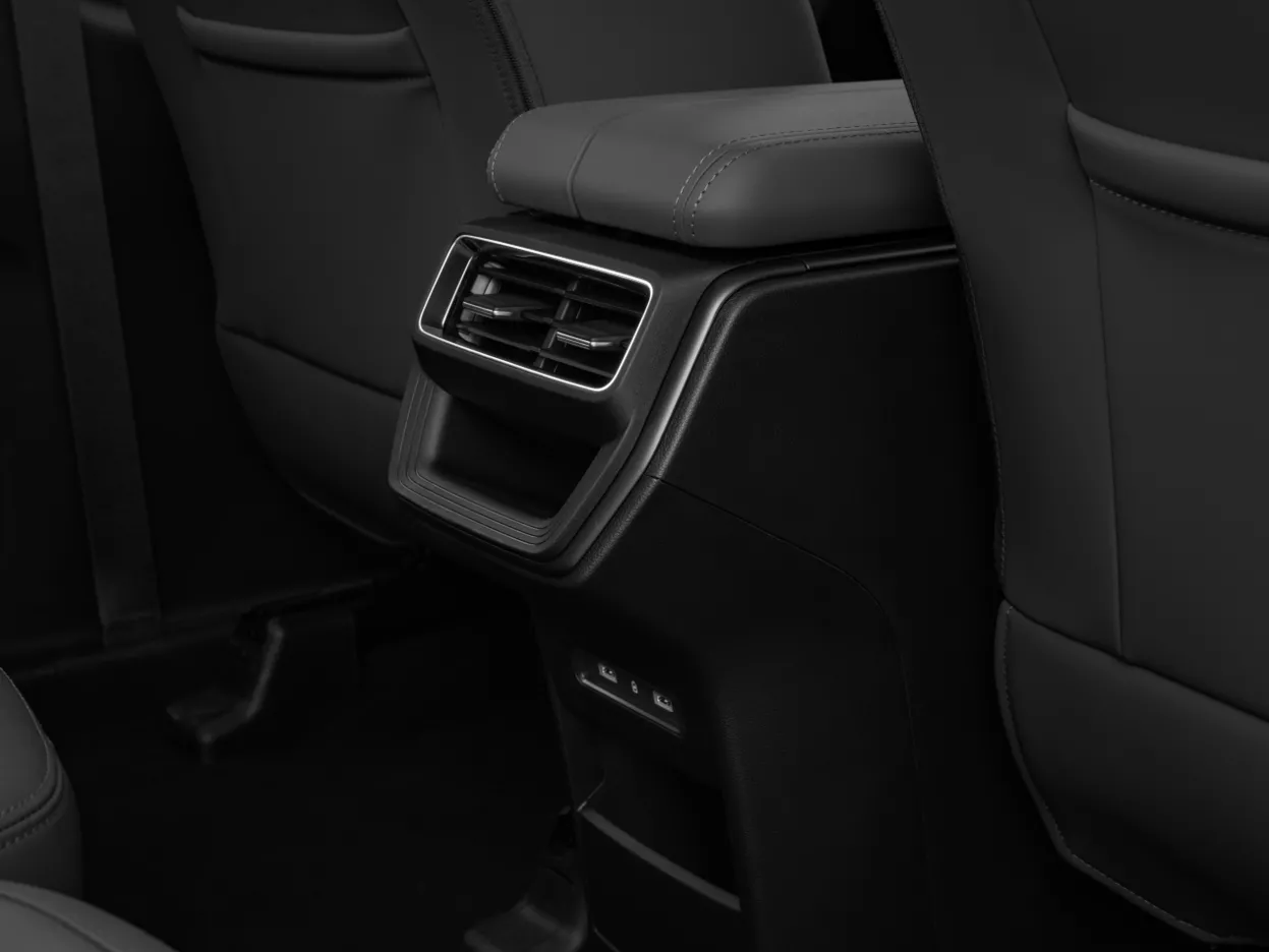 SUV 7 chỗ Geely Okavango chào sân Việt Nam với giá từ 739 triệu cùng ưu đãi 50% phí trước bạ - Ảnh 8. SUV 7 chỗ Geely Okavango chào sân Việt Nam với giá từ 739 triệu cùng ưu đãi 50% phí trước bạ - Ảnh 8.