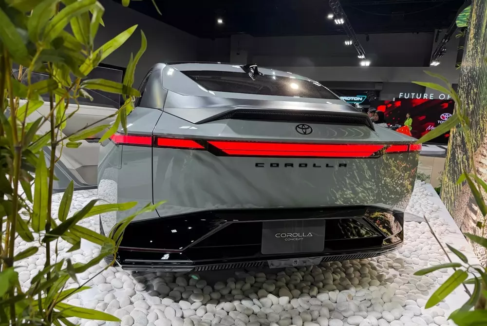 Toyota Corolla Concept được trang bị cụm đèn hậu mỏng và nằm vắt ngang đuôi xe Toyota Corolla Concept được trang bị cụm đèn hậu mỏng và nằm vắt ngang đuôi xe