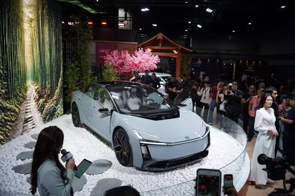 Sedan hạng C với thiết kế táo bạo Toyota Corolla Concept đặt chân đến Đông Nam Á Sedan hạng C với thiết kế táo bạo Toyota Corolla Concept đặt chân đến Đông Nam Á