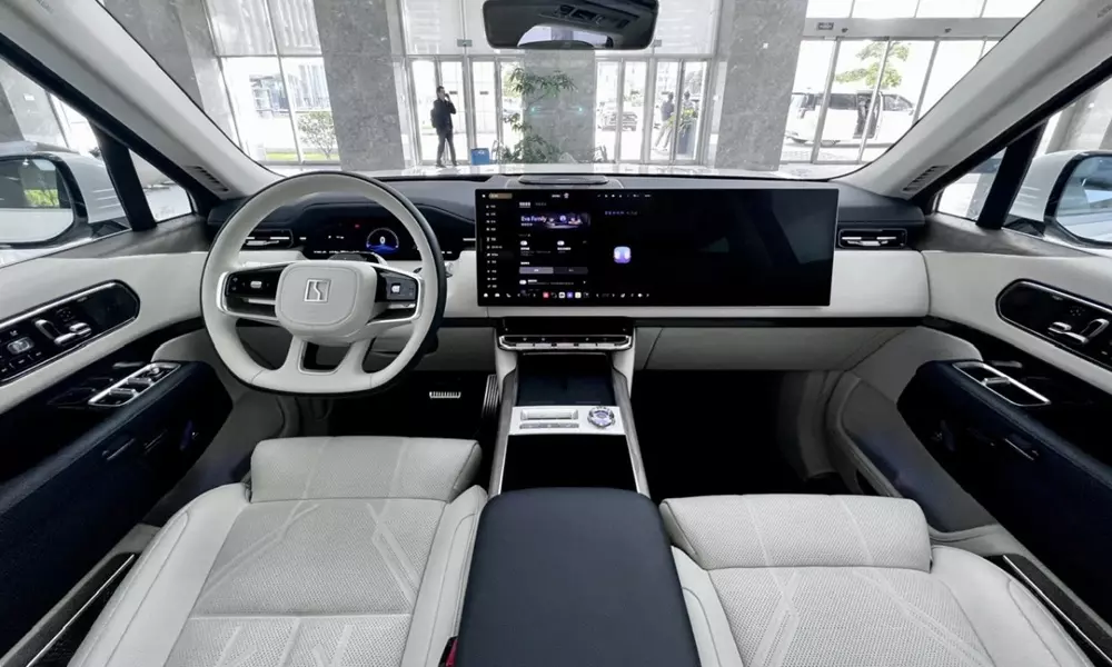 Khoang lái của Zeekr 9X với màn hình cỡ lớn đặt nổi trên mặt táp-lô Khoang lái của Zeekr 9X với màn hình cỡ lớn đặt nổi trên mặt táp-lô