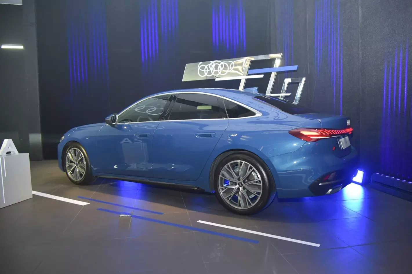 audi-a5-gia-xe6-fd6d Thông số kỹ thuật xe Audi A5 2026: Khung gầm mới, 3 màn hình có đáng giá 2,249 tỷ? - Ảnh 1.