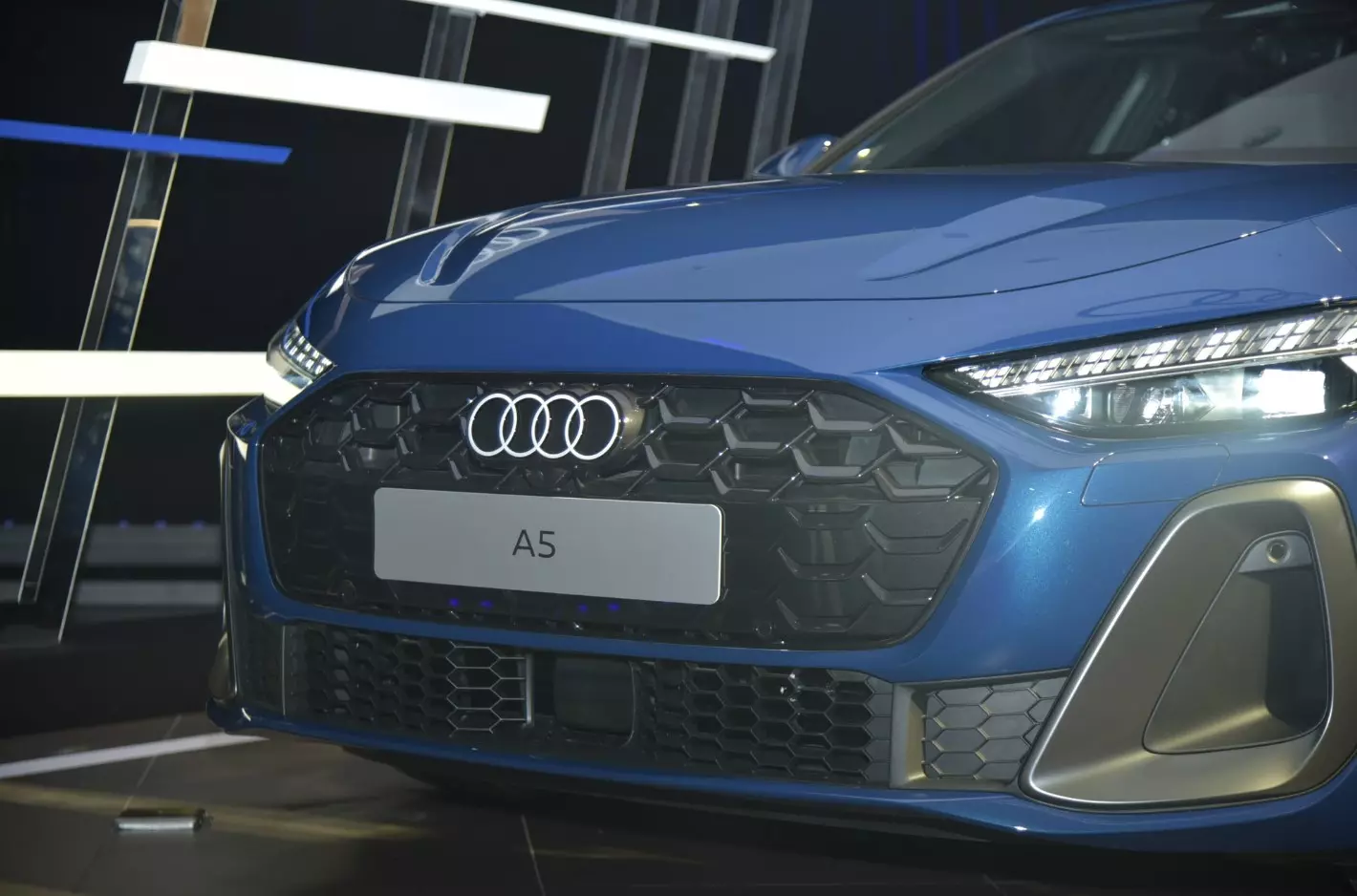 audi-a5-gia-xe7-22bd Thông số kỹ thuật xe Audi A5 2026: Khung gầm mới, 3 màn hình có đáng giá 2,249 tỷ? - Ảnh 2.