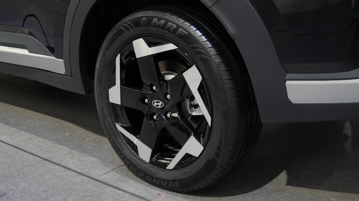Hyundai Neira 2.jpg Hyundai Neira 2.jpg