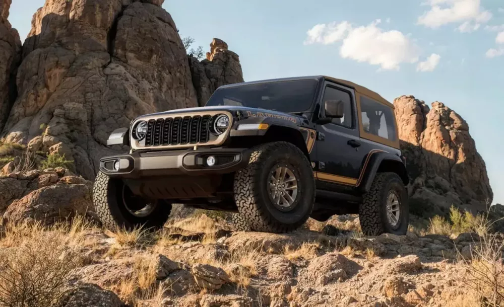 jeep-wrangler-laredo-5-5c5b-1 Jeep Wrangler có thêm phiên bản mới với phong cách đậm chất sa mạc