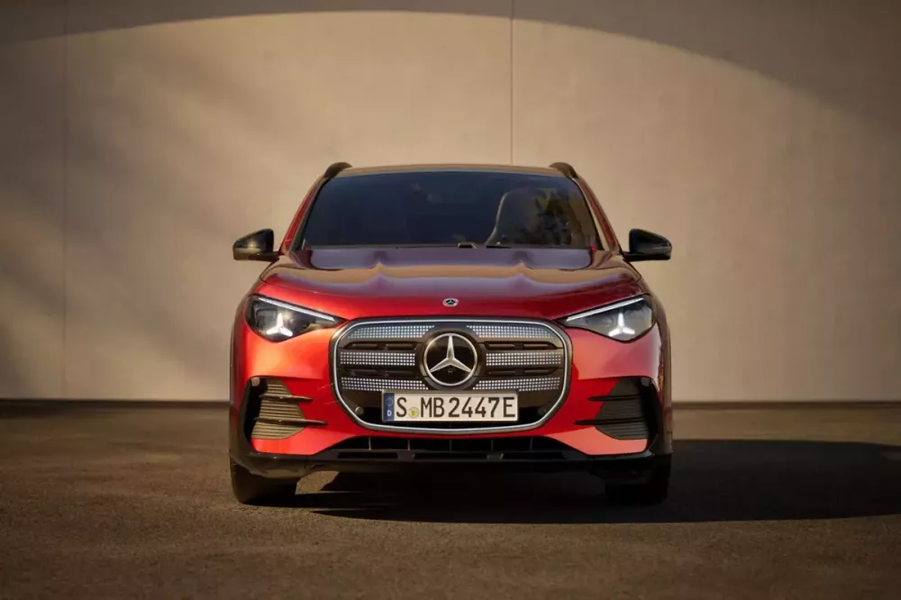 mercedes-benz-gla-2027-6-b50d-1 Lưới tản nhiệt tích hợp đèn LED là trang bị tùy chọn của Mercedes-Benz GLA 2027