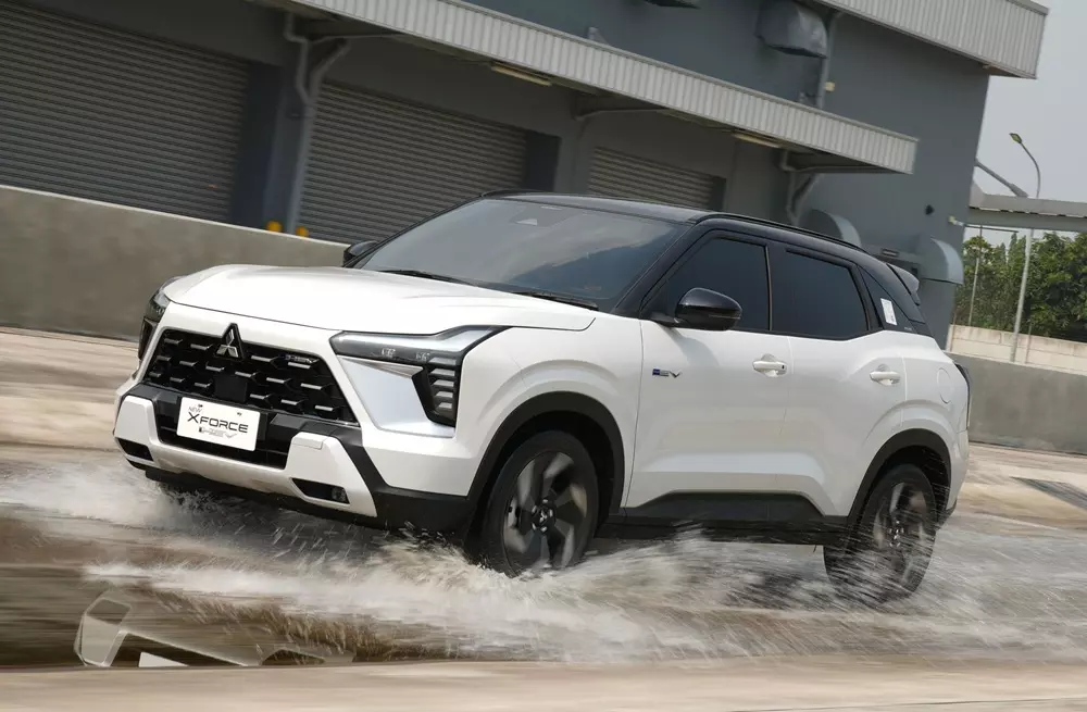 mitsubishi-xforce-hev-4-48be Mitsubishi Xforce HEV có khoảng sáng gầm thấp hơn bản máy xăng