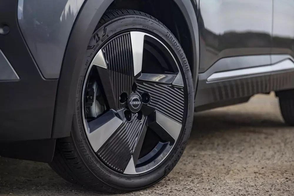 nissan-1-db6c Cùm phanh màu bạc của Nissan