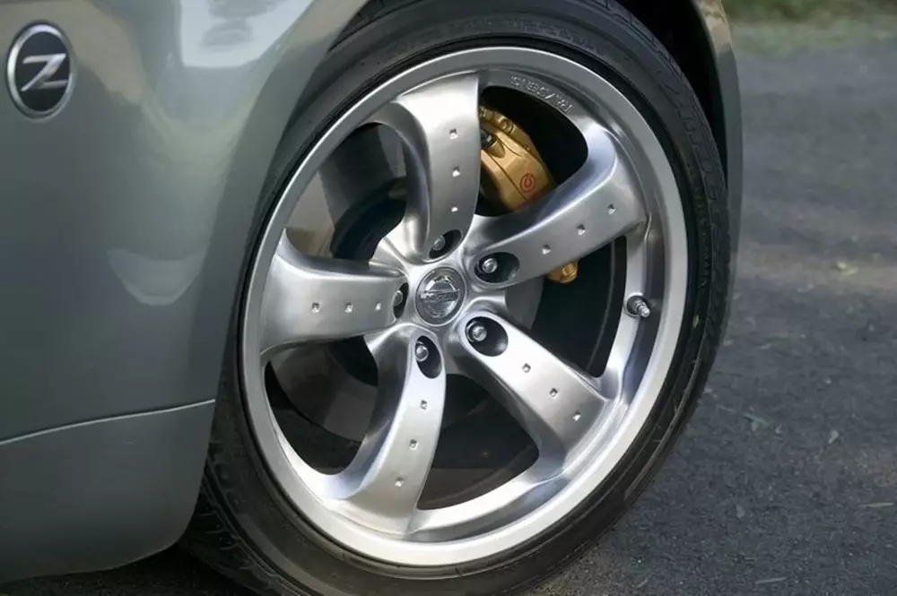 nissan-4-94f9 Cùm phanh màu vàng đồng của Nissan