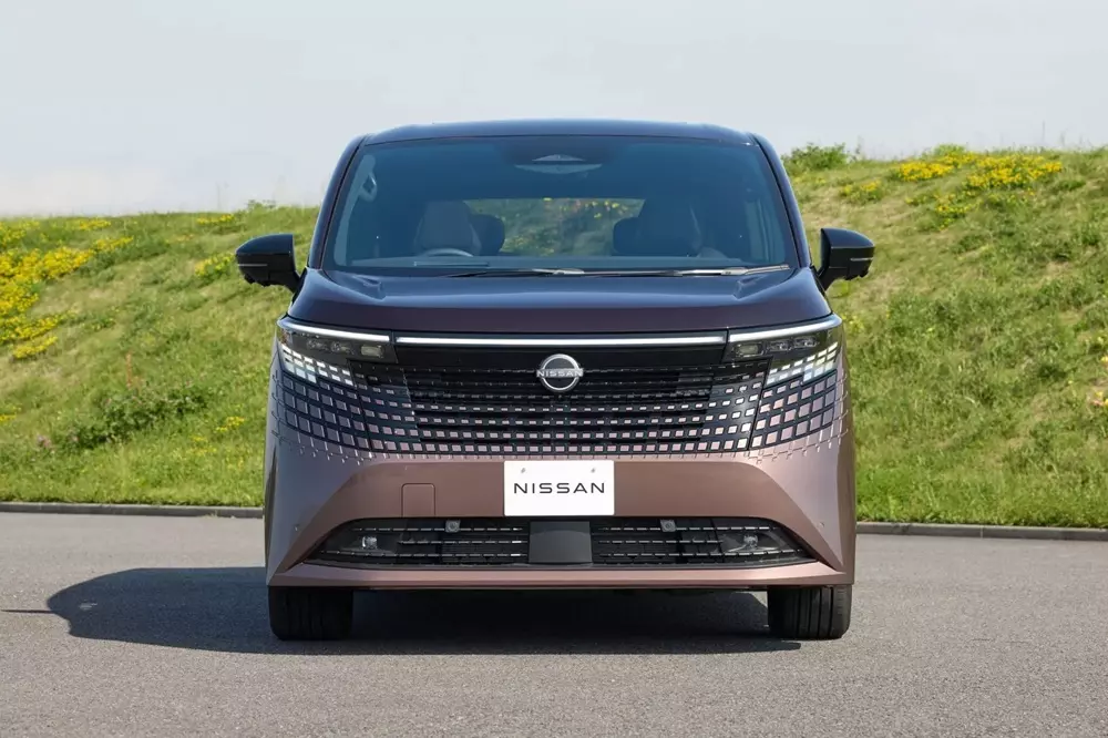 nissan-elgrand-2027-1-bceb Cận cảnh thiết kế đầu xe của Nissan Elgrand 2027
