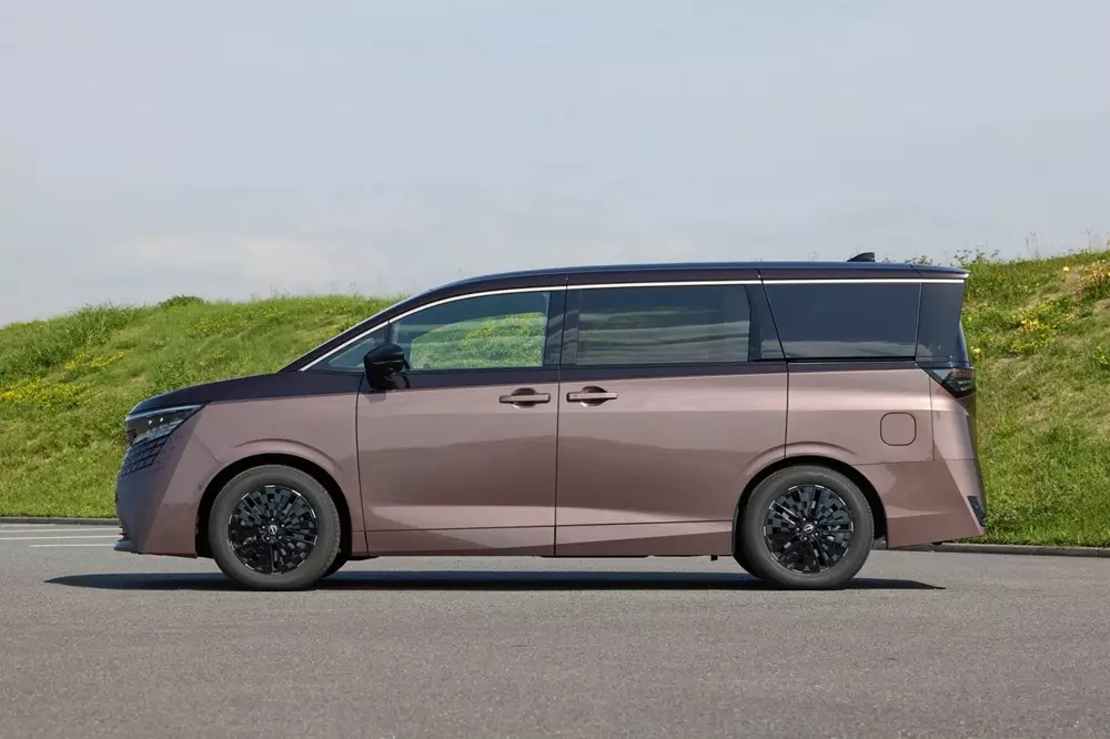 nissan-elgrand-2027-6-35ff Nissan Elgrand 2027 được trang bị hệ thống Intelligent Dynamic Suspension, có khả năng liên tục theo dõi mặt đường phía trước và chủ động điều chỉnh lực giảm chấn