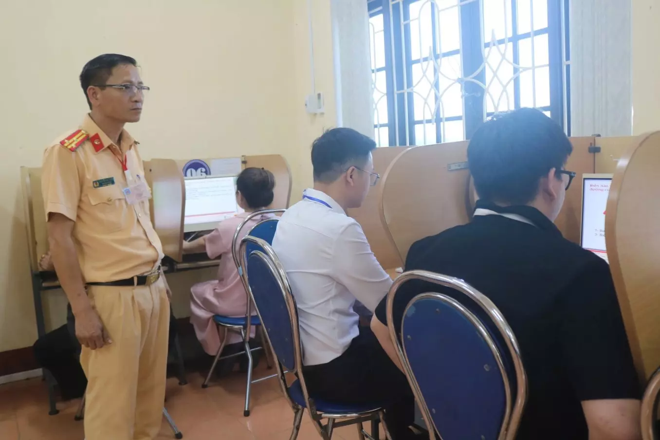 Giấy phép lái xe quá hạn dưới 30 ngày, không phải thi lại lý thuyết - Ảnh 1.