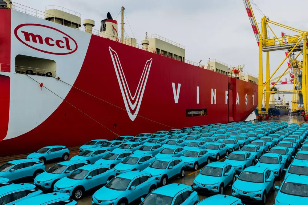 VinFast xuất khẩu 6.000 ô tô điện ra nước ngoài với 1.500 chiếc taxi VF 6 - Ảnh 1.