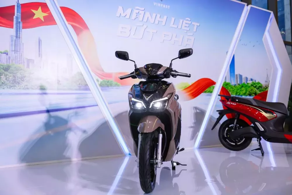 vinfast-kinet-a10d VinFast ra mắt xe máy điện Kinet và Kyo: Di chuyển tối đa 160 km, hỗ trợ đổi pin, giá từ 30 triệu đồng- Ảnh 2.