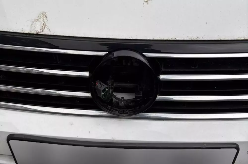 Một chiếc Volkswagen bị ăn trộm logo chứa radar trên đầu xe