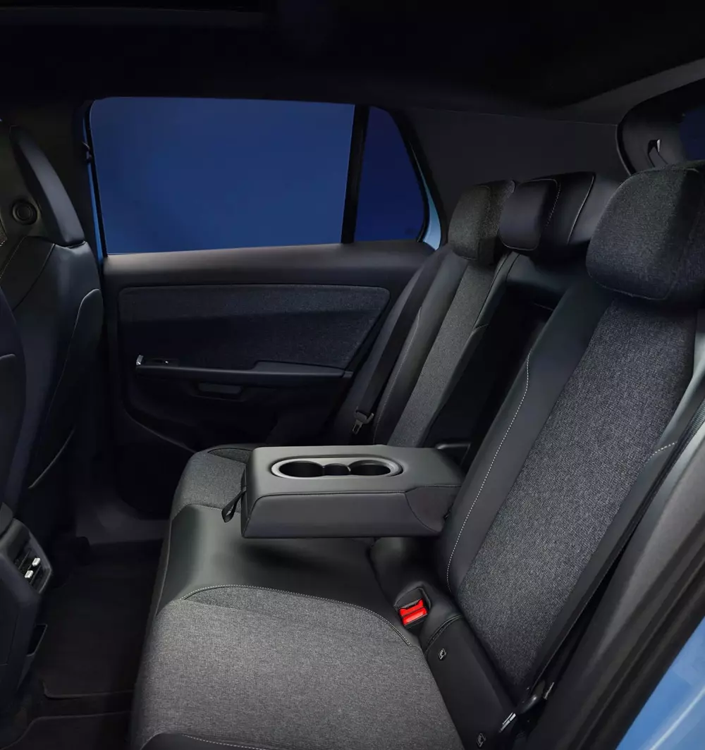 volkswagen-id-cross-3-193f Hàng ghế sau của Volkswagen ID. Cross có bệ tì tay trung tâm tích hợp giá để cốc.