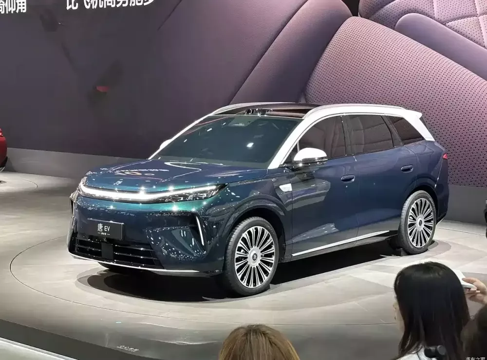 byd-tang-8-series-44fe-1 BYD Tang thế hệ thứ ba trình làng như mẫu SUV đầu bảng công nghệ cao