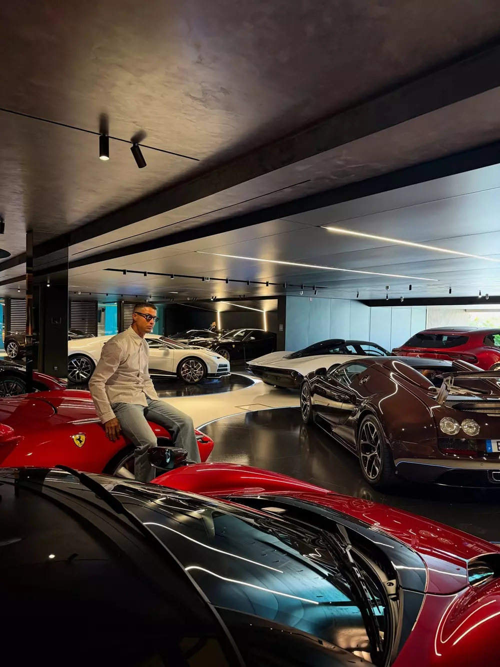 cristiano-ronaldo-4-4eee Cristiano Ronaldo khoe bộ sưu tập siêu xe với 3 chiếc Bugatti trong cùng một garage