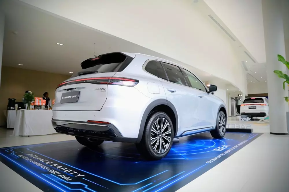 Đằng sau Geely Starray EM-R là dải đèn hậu nối liền hai bên, tạo sự tương đồng với phía trước