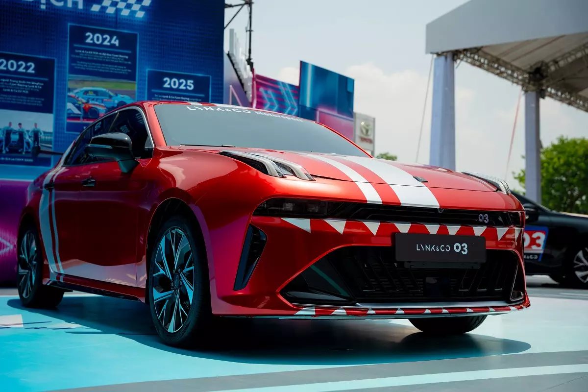 ldn00411-623c Lynk & Co 03 ra mắt Việt Nam, giá từ 739 triệu đồng, đấu Honda Civic và Mazda3 - Ảnh 3.