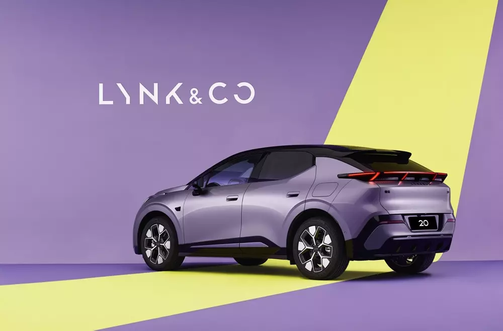 lynk-co-02-2027-5-43fa Lynk & Co 02 2027 sở hữu cánh gió kép phía sau