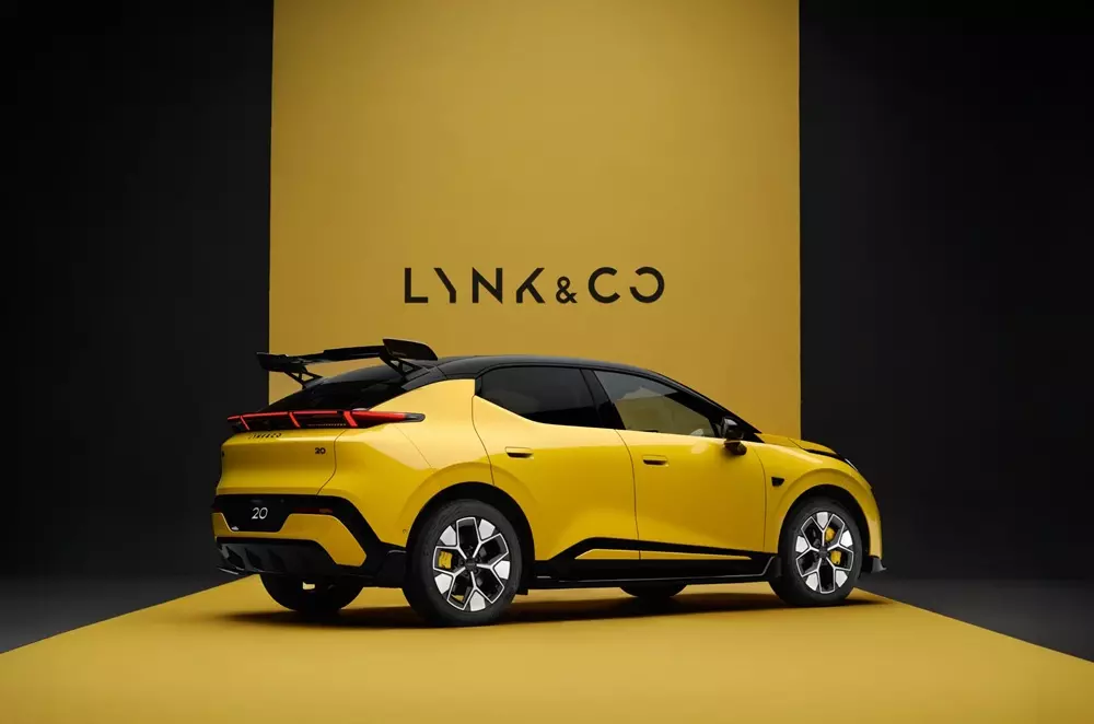 lynk-co-02-2027-6-95c1 Cánh gió mui cỡ lớn là trang bị tùy chọn của Lynk & Co 02 2027