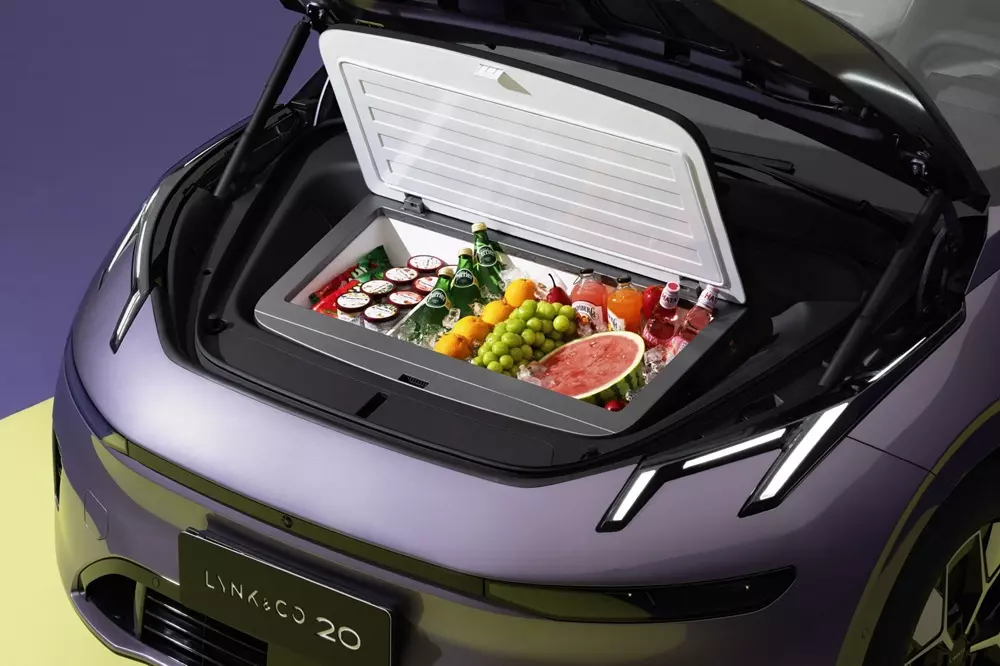 lynk-co-02-2027-7-f48c Tủ đông bên dưới nắp ca-pô của Lynk & Co 02 2027