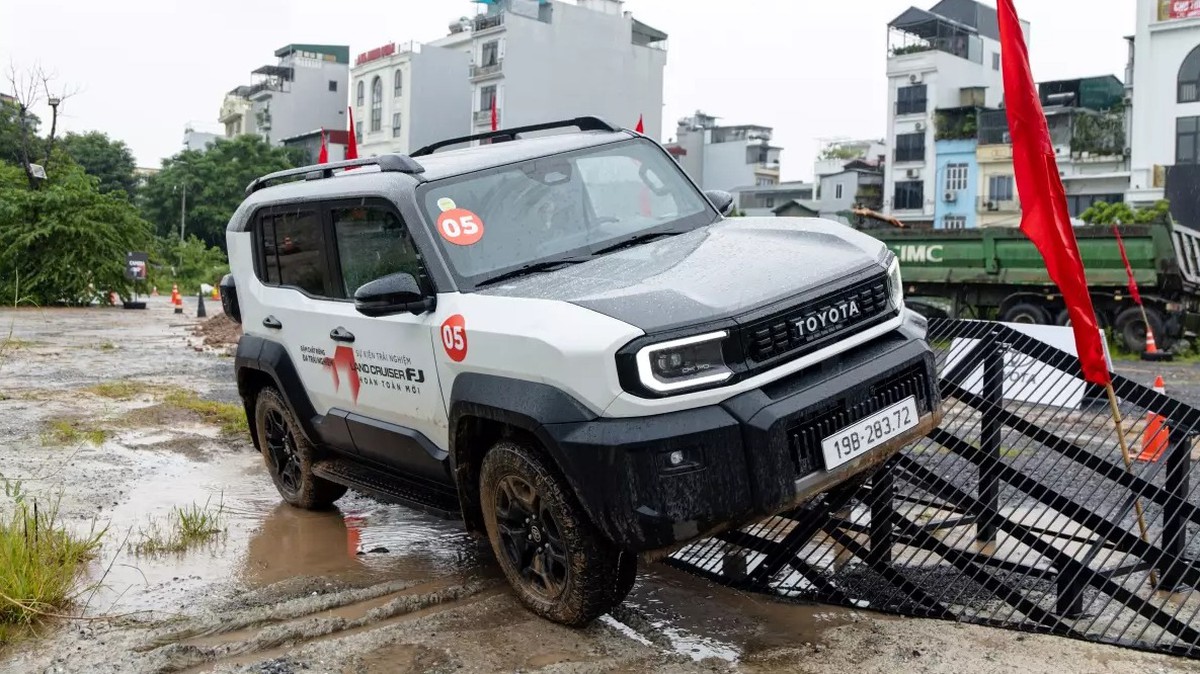 Người dùng lái thử Toyota Land Cruiser FJ: “Không như lời đồn, mua về chỉ để đi phố hơi phí”