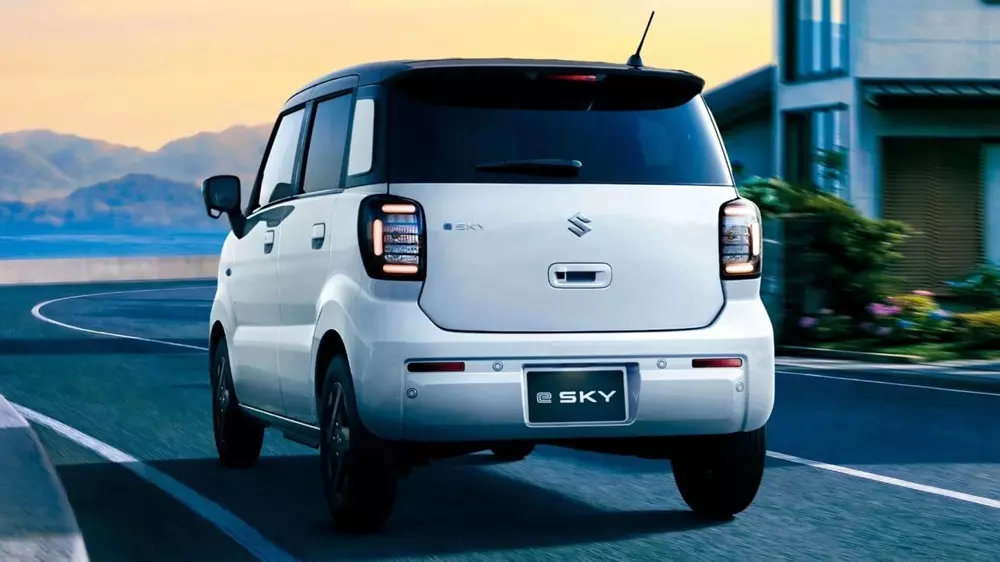 suzuki-e-sky-5-9e59 Xe điện mới của Suzuki có thể di chuyển 310 km với bộ pin cực nhỏ - Ảnh 3.