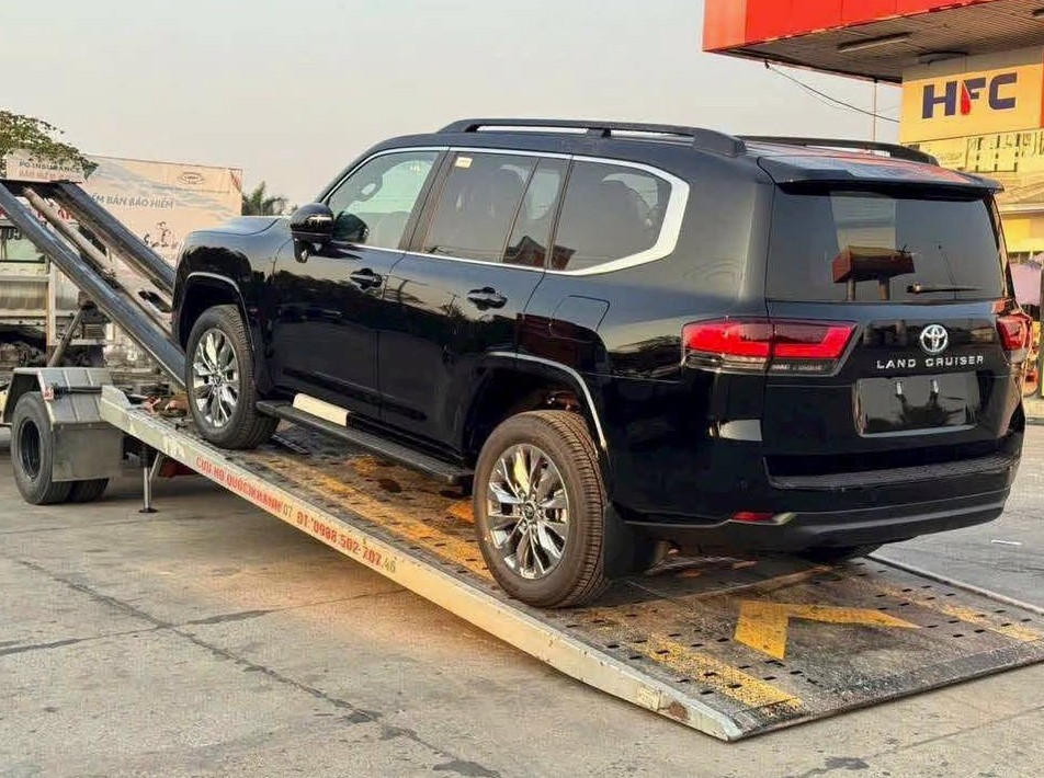 Toyota Land Cruiser hybrid 2.jpg Toyota Land Cruiser hybrid 2.jpg