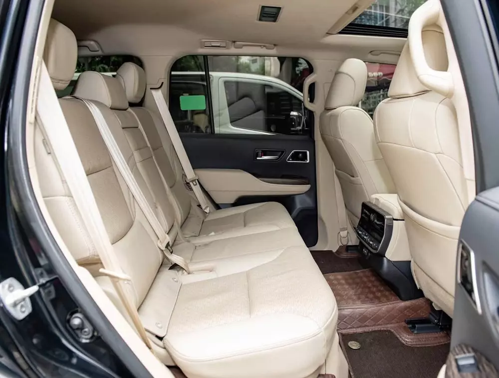 Hàng ghế sau khá rộng rãi của Toyota Land Cruiser FJ