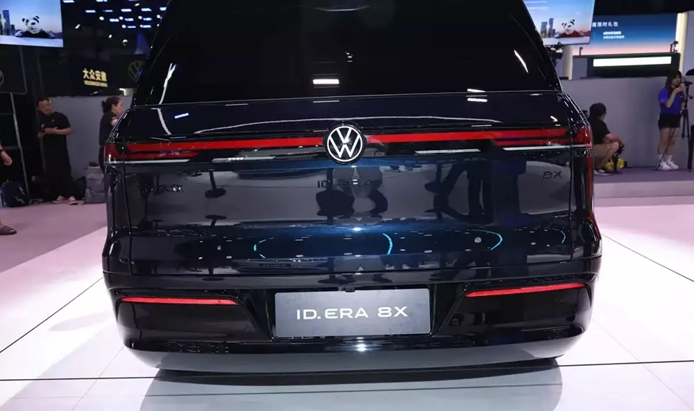volkswagen-id-era-9x-10-1d1b Volkswagen ID. Era 8X được trang bị đèn hậu mỏng và nằm vắt ngang trên cửa cốp