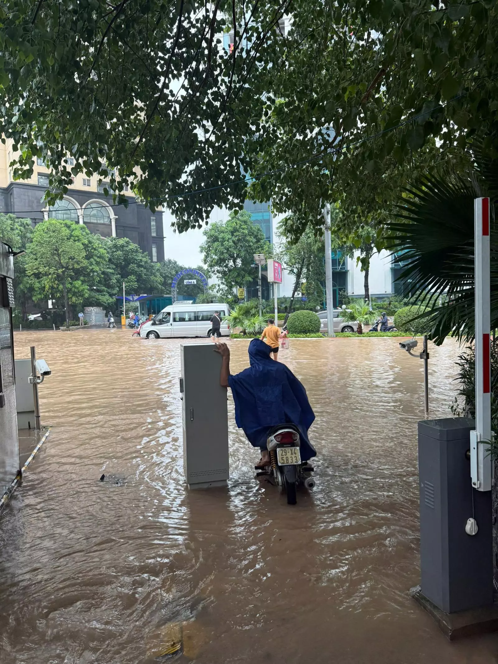 1789602784072-6879858531456111795-g300445082377707-8e7e Kỹ năng lái xe ô tô an toàn qua vùng ngập nước: Ứng dụng ngay để tránh gặp "hạn" thủy kích - Ảnh 2.
